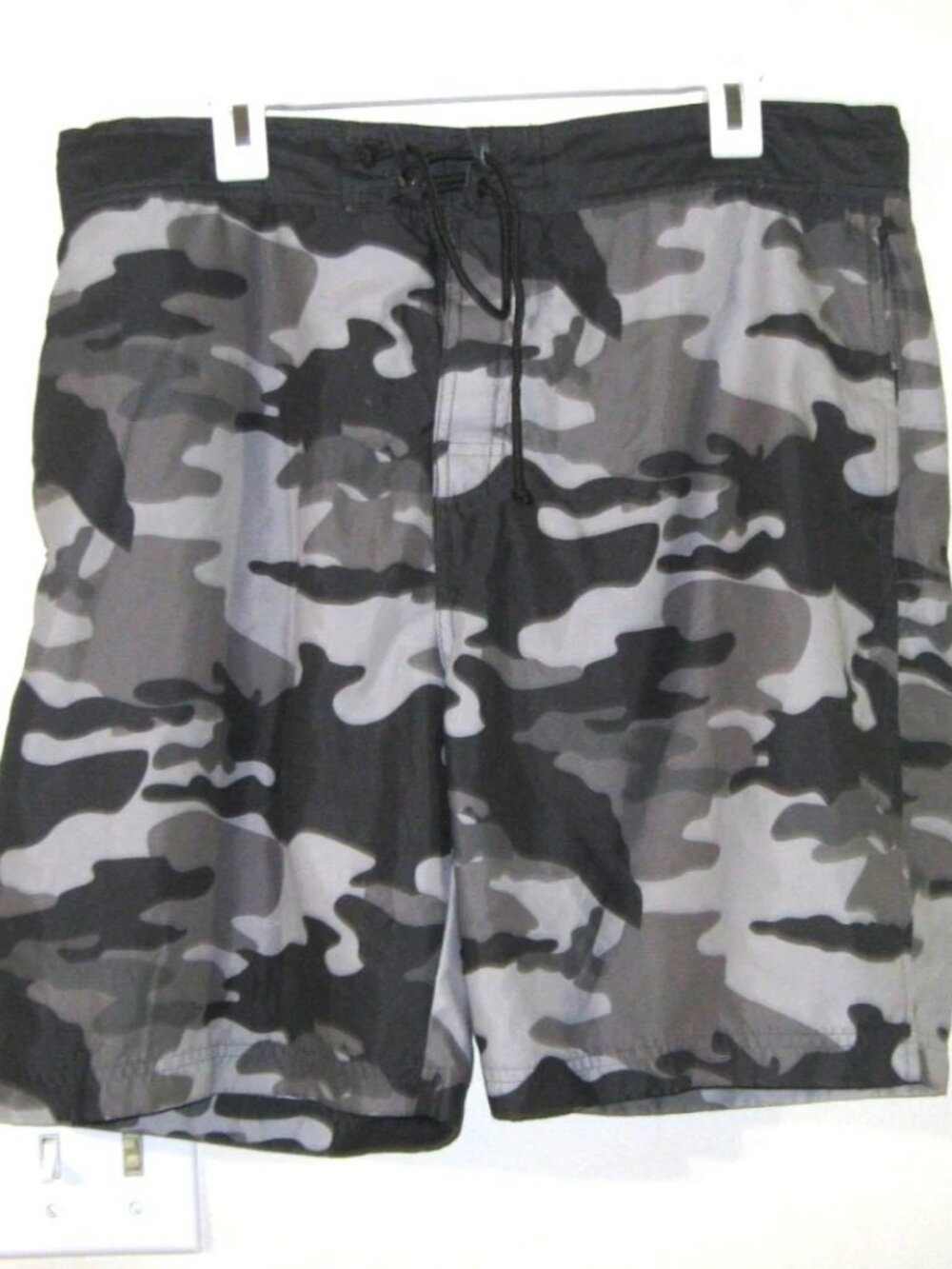 Bass Pro Camo Gray Black Swim trunks Large w/ mesh lining,built in brief